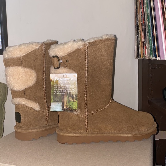 NWT tan BearPaw fur boots with buckles. - Picture 2 of 6
